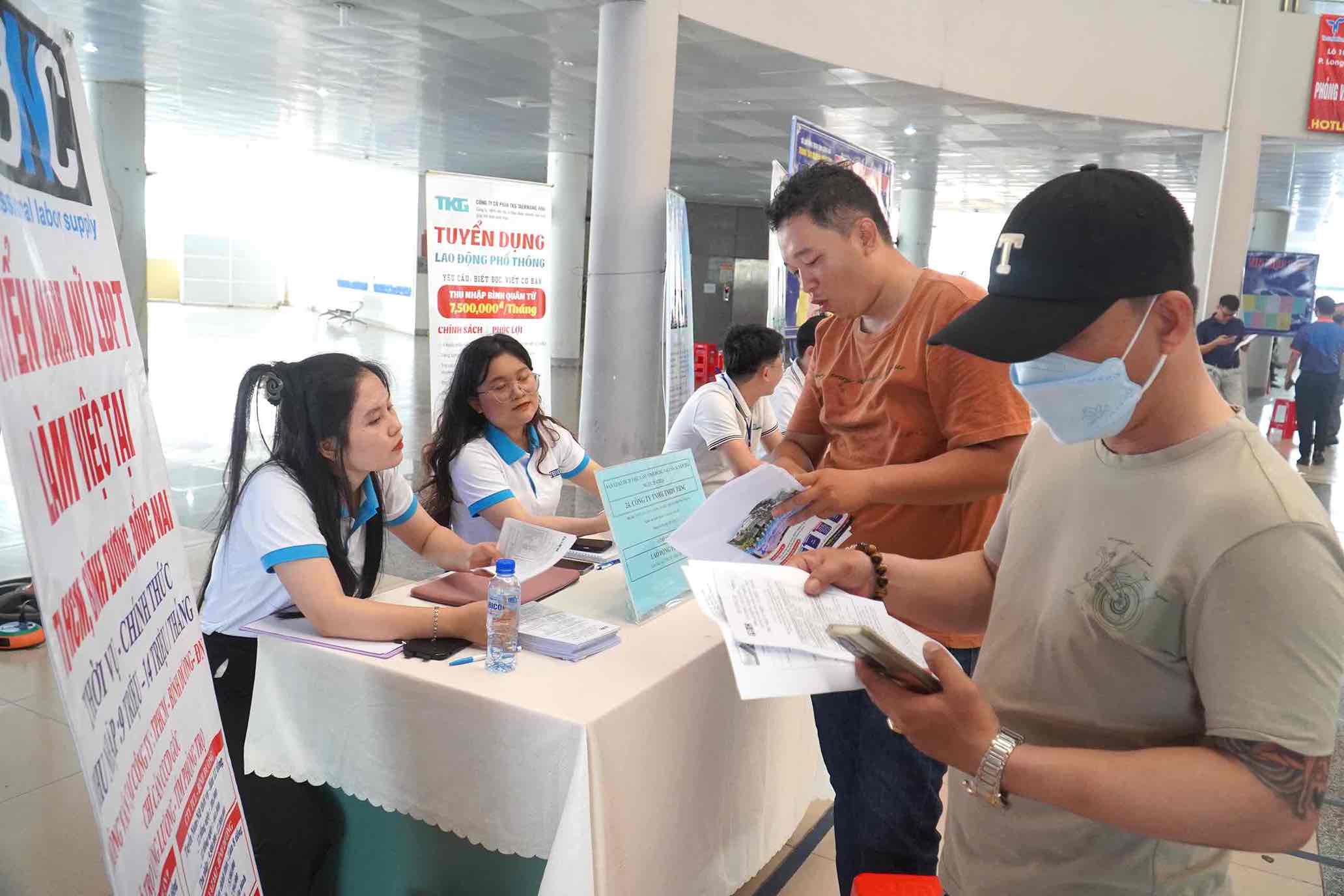 Các doanh nghiệp dệt may, giày da ở Đồng Nai tuyển dụng gấp hàng ngàn công nhân. Ảnh: HAC