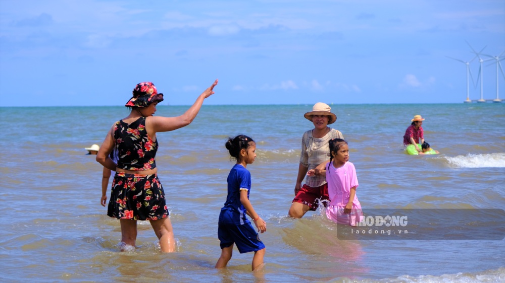 Theo chia sẻ, sở dĩ nơi đây trở thành điểm đến lý tưởng dịp hè của người miền Tây là vì có biển, giá dịch vụ ăn uống phải chăng, đặc biệt có những dãy điện gió cực đẹp. 