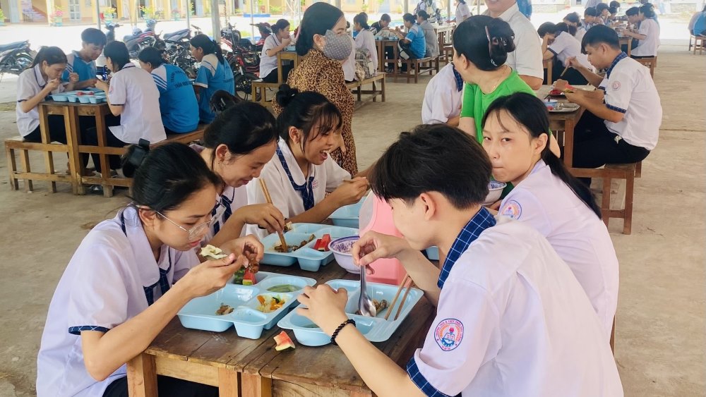 Hàng trăm học sinh dùng cơm trưa tại trường. Ảnh: NTCC