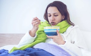 3 loại thực phẩm nên hạn chế ăn khi sốt virus