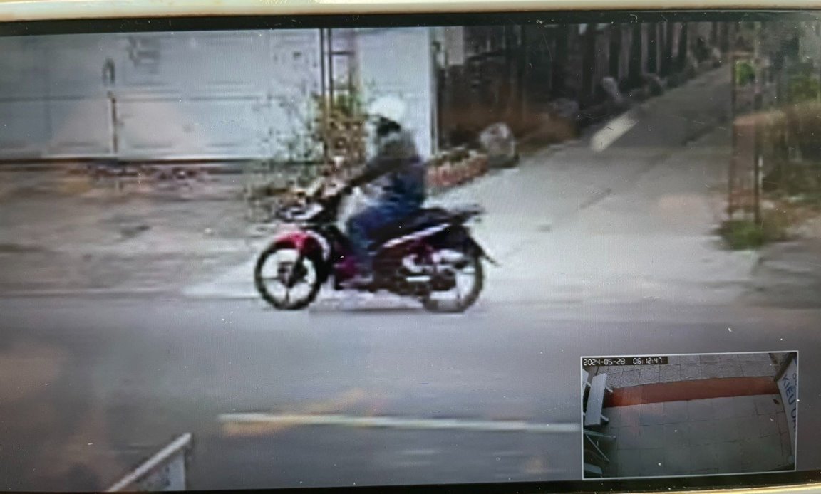 Đối tượng ném đá nhiều xe ôtô, chém công an trọng thương đã bị tạm giữ. Ảnh trích camera