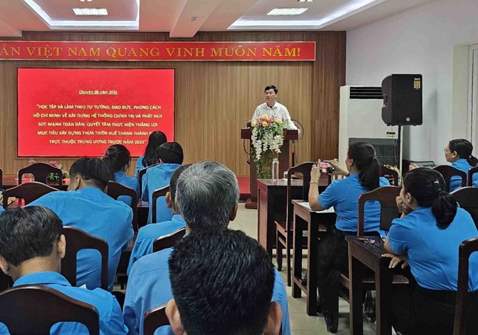 Hàng trăm cán bộ công đoàn học tập, làm theo gương Bác Hồ