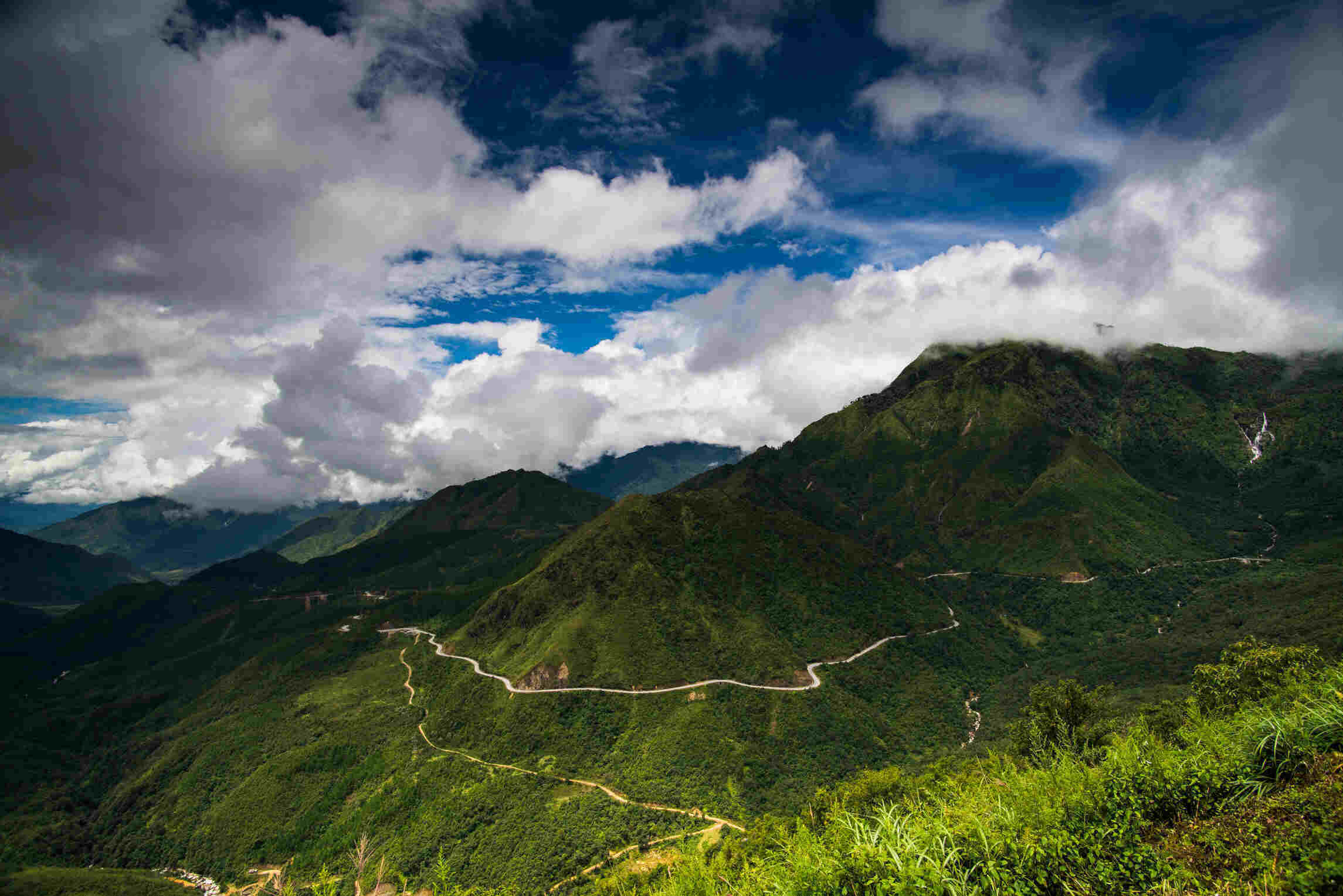 Đèo Ô Quy Hồ mây giăng kín. Ảnh: STS