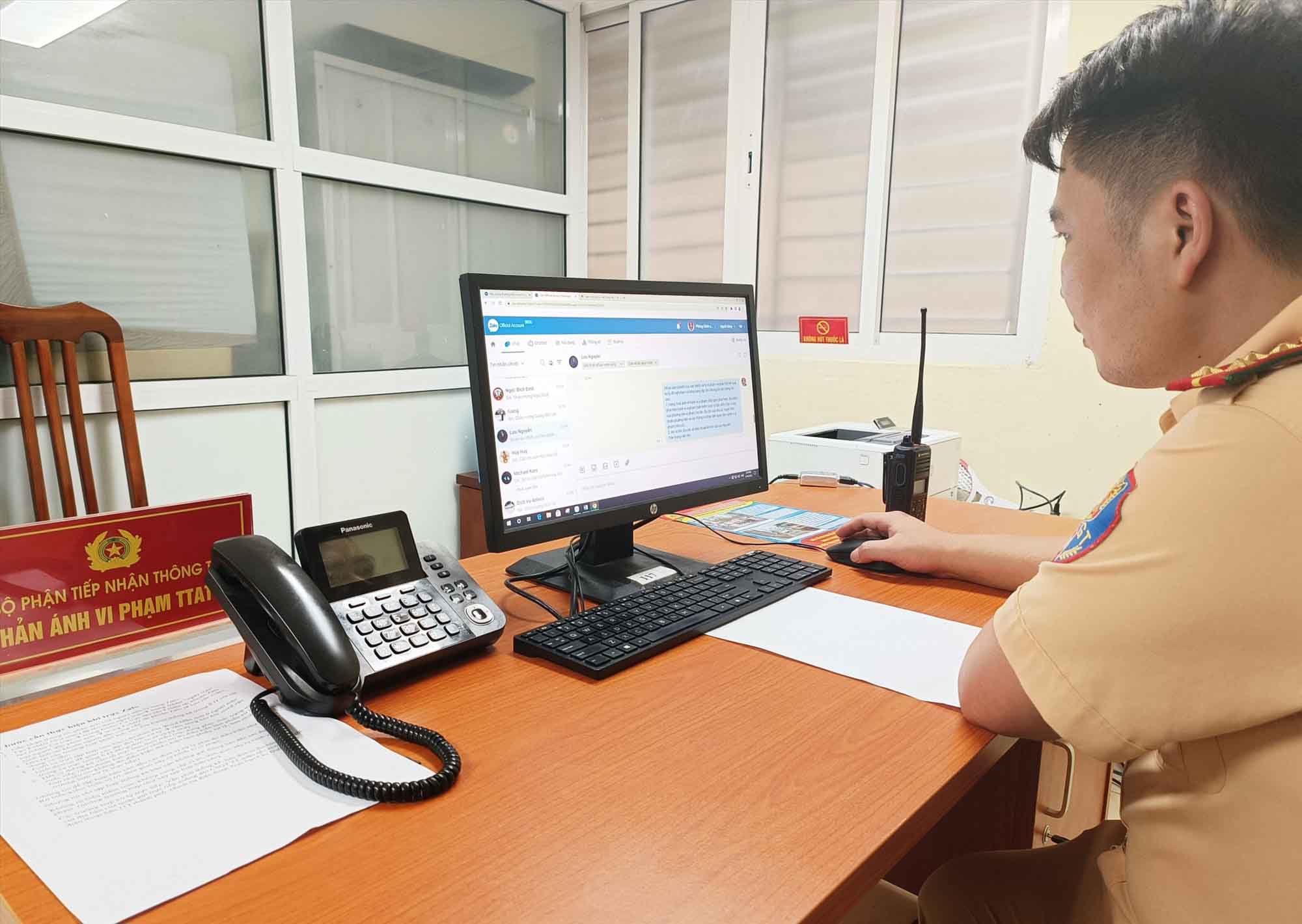 Cảnh sát giao thông (Công an TP Hà Nội) trực tiếp nhận thông tin từ người dân gửi đến. Ảnh: Thế Kỷ