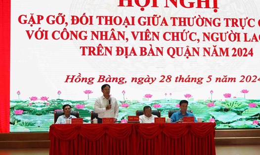 Ông Lê Ngọc Trữ - Bí thư Quận ủy Hồng Bàng - đối thoại với CNVCLĐ. Ảnh: Mai Dung