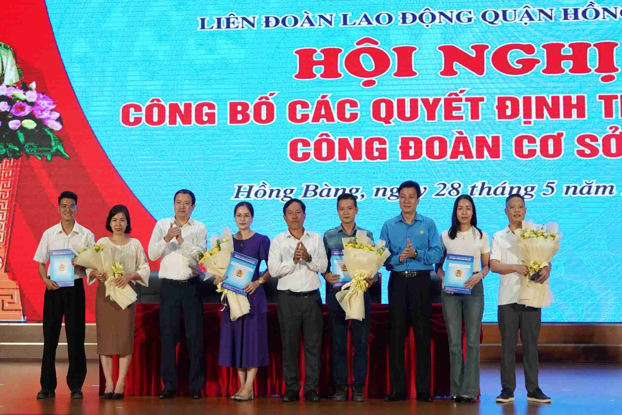 LĐLĐ quận Hồng Bàng trao quyết định thành lập 4 công đoàn cơ sở tại hội nghị. Ảnh: Mai Dung