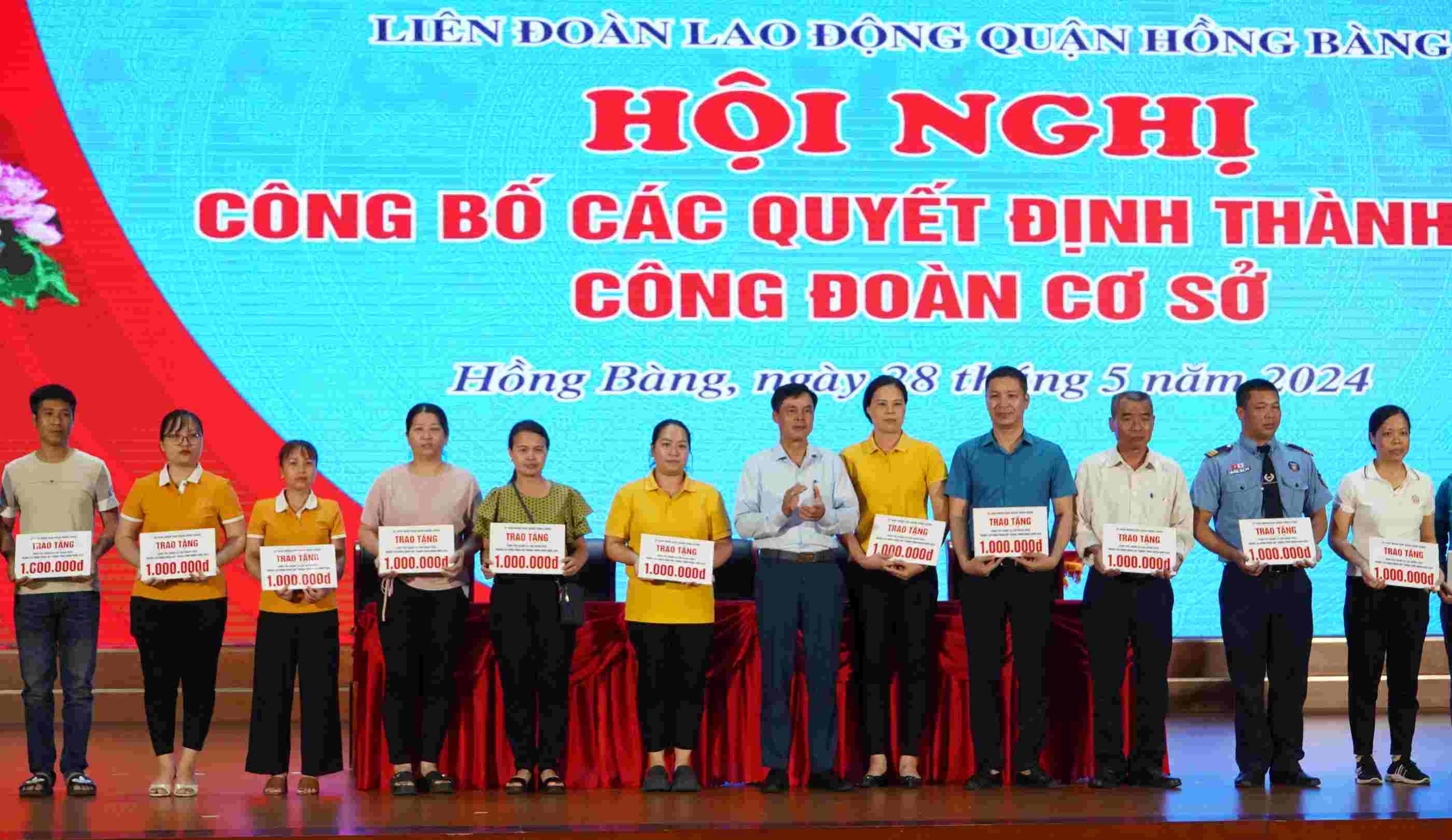 Công nhân có hoàn cảnh khó khăn được nhận quà từ Quận ủy, HĐND, UBND và Liên đoàn Lao động quận Hồng Bàng. Ảnh: Mai Dung