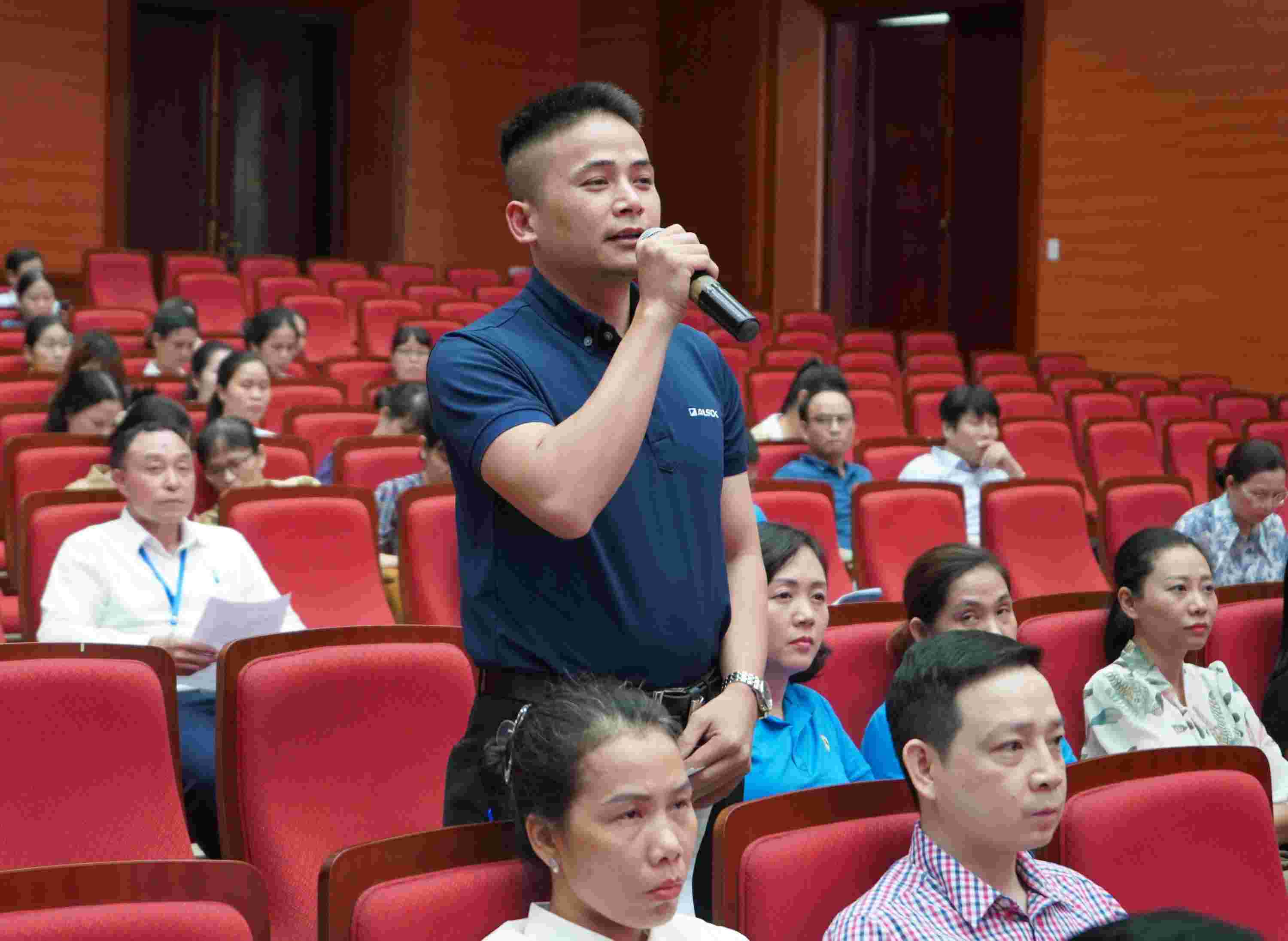Đại diện đoàn viên, người lao động phát biểu ý kiến, đề xuất kiến nghị tới lãnh đạo quận Hồng Bàng. Ảnh: Mai Dung