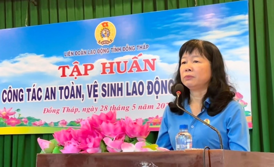 Chủ tịch LĐLĐ tỉnh Đồng Tháp Huỳnh Thị Tuyết Vui phát biểu khai mạc lớp tập huấn. Ảnh: Trung Hiếu