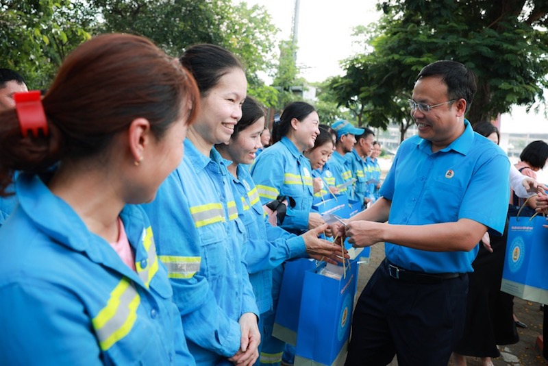 Chủ tịch LĐLĐ TP Hà Nội Phạm Quang Thanh tặng quà công nhân. Ảnh: Hải Nguyễn