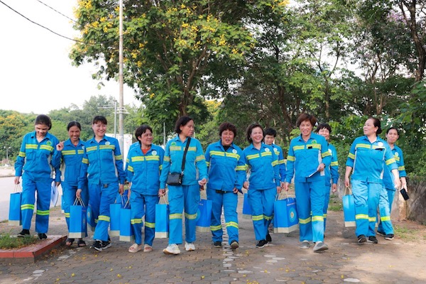 Niềm vui đã đến với công nhân vệ sinh môi trương nhân dịp Tháng Công nhân 2024. Ảnh: Hải Nguyễn