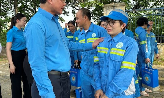 Chủ tịch Tổng LĐLĐVN Nguyễn Đình Khang tặng quà, động viên chị Nguyễn Thị Sáu. Ảnh: Hà Anh