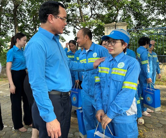 Món quà của Chủ tịch Tổng LĐLĐVN giúp công nhân vơi đi nỗi vất vả