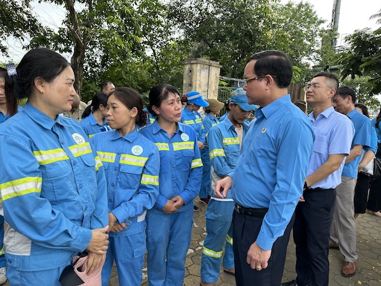 Chủ tịch Tổng LĐLĐVN Nguyễn Đình Khang ghi nhận tâm tư, nguyện vọng của công nhân. Ảnh: Hà Anh