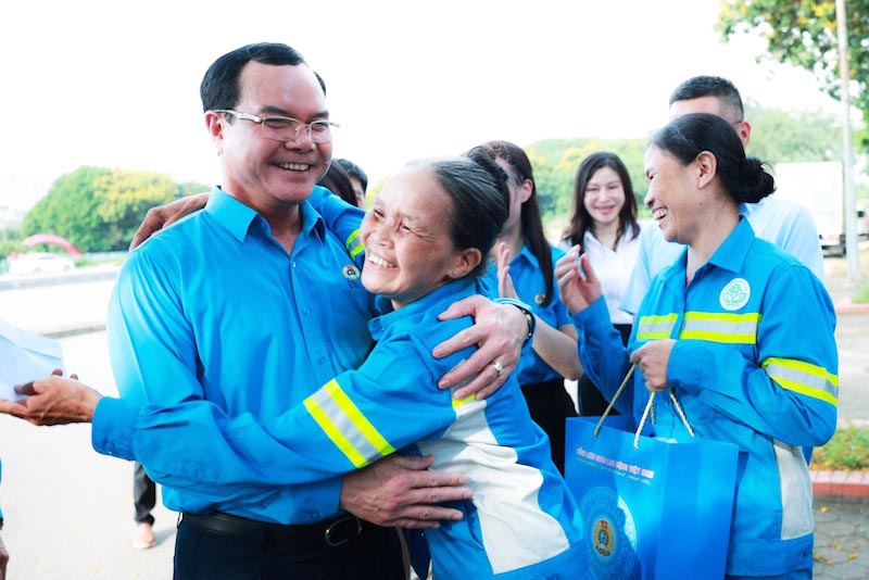 Công nhân phấn khởi khi nhận được sự động viên, chia sẻ của lãnh đạo Tổng LĐLĐVN. Ảnh: Hải Nguyễn