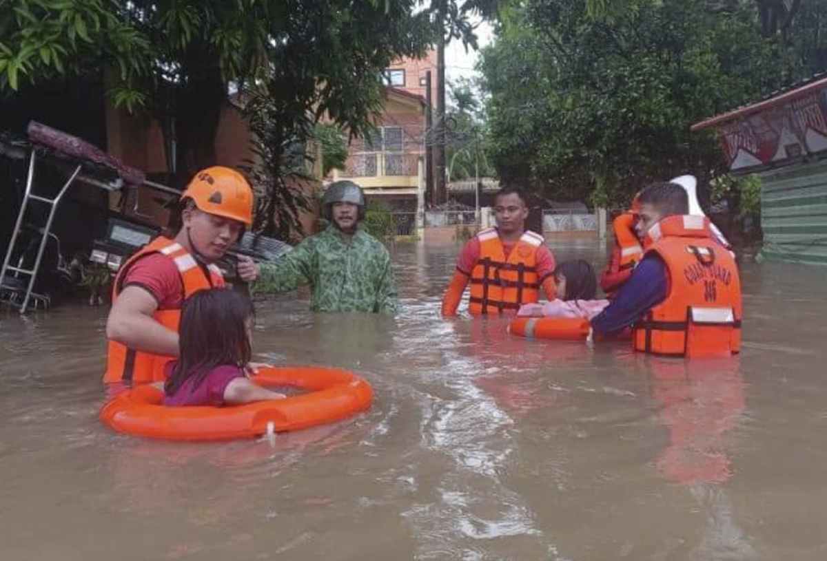 Lực lượng cứu hộ trợ giúp người dân mắc kẹt trong lũ lụt ở Lucena, Quezon. Ảnh: Cảnh sát biển Philippines