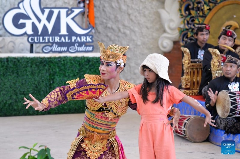 Khách du lịch trải nghiệm văn hóa Indonesia. Ảnh: Xinhua