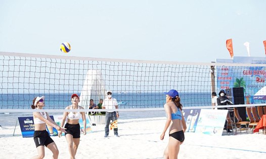 Giải bóng chuyền nữ bãi biển tỉnh Quảng Ngãi mở rộng năm 2024 là một trong những sự kiện hưởng ứng Tuần lễ du lịch Quảng Ngãi năm 2024 chưa thu hút được nhiều người dân, du khách đến xem. Ảnh: Mai Lực