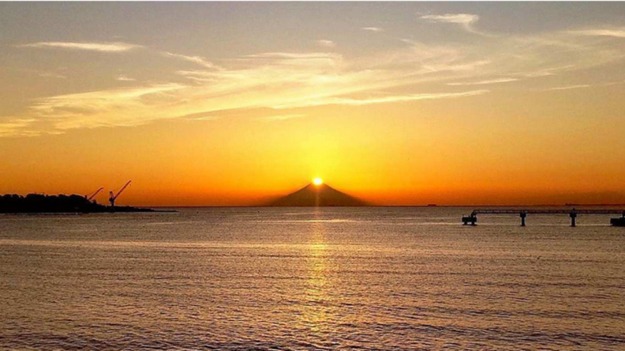 Hiện tượng độc đáo của núi Phú Sĩ nhìn từ tỉnh Chiba. Ảnh: The Yomiuri Shimbun