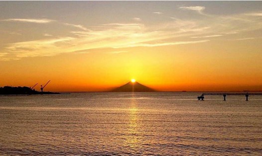 Hiện tượng độc đáo của núi Phú Sĩ nhìn từ tỉnh Chiba. Ảnh: The Yomiuri Shimbun