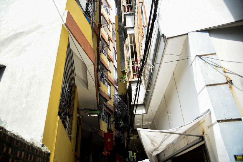 Những công trình nhà trọ,chung cư mini chi chít, sát vách nhau nằm trong các ngóc ngách nhỏ tại Hà Nội. Ảnh: Tùng Giang