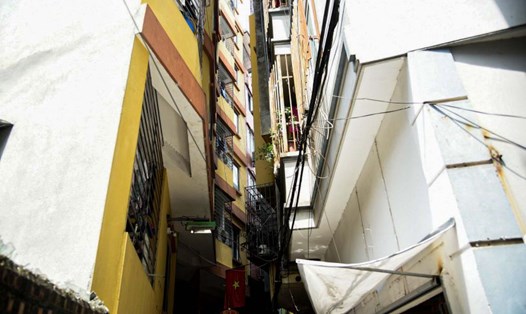 Những công trình nhà trọ,chung cư mini chi chít, sát vách nhau nằm trong các ngóc ngách nhỏ tại Hà Nội. Ảnh: Tùng Giang