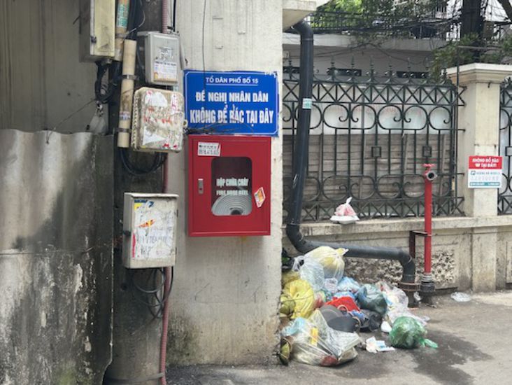 Trụ nước cứu hỏa thành nơi tập kết rác thải tại Tổ dân phố số 15, phường Dịch Vọng, quận Cầu Giấy. Ảnh: Hạnh An