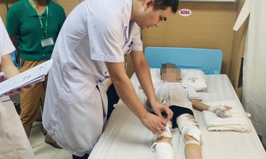Bác sĩ Đinh Văn Nghĩa - khoa Ngoại Nhi tổng hợp (Bệnh viện Sản Nhi tỉnh Phú Thọ) - thăm khám cho bệnh nhi bị tai nạn thương tích. Ảnh: Nguyệt Hà