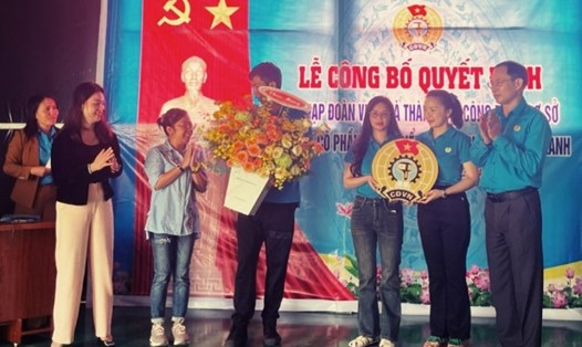 Ông Thân Trọng Toản - Chủ tịch Liên đoàn Lao động huyện Lạc Dương (Lâm Đồng) trao tặng Huy hiệu CĐVN cho Công đoàn cơ sở. Ảnh: Đức Thiệm