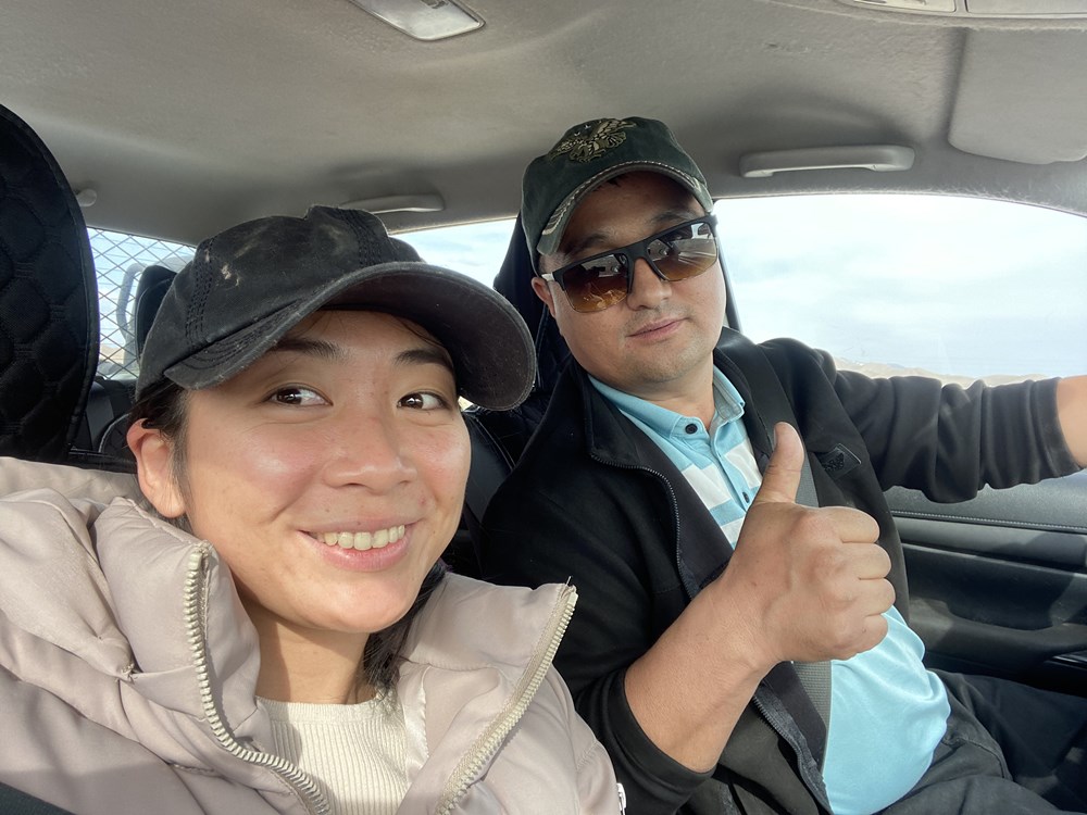Một người cho Trang đi nhờ xe trên đường khám phá Trung Á. Ảnh: Nhân vật cung cấp
