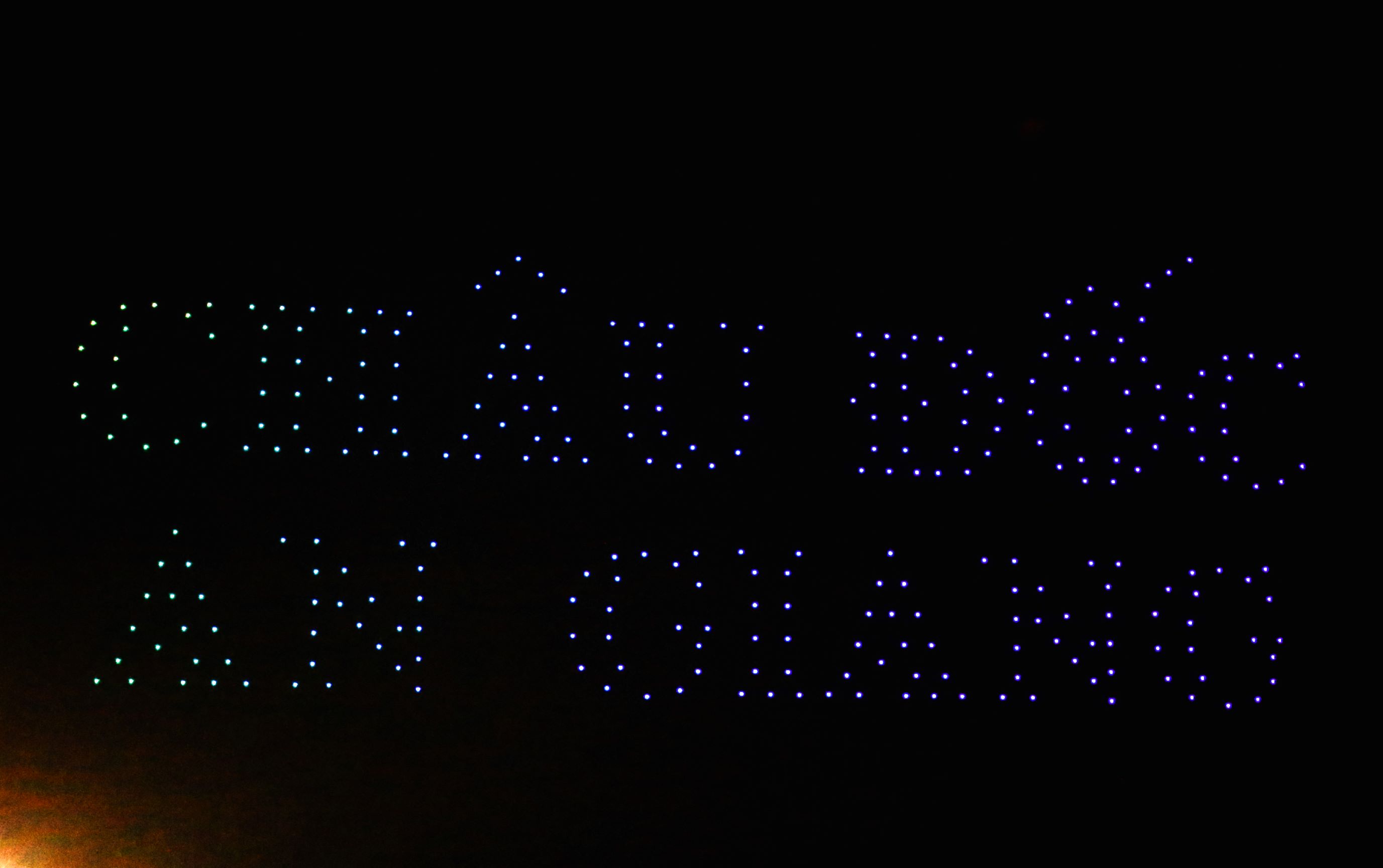 Châu Đốc – An Giang là hình ảnh cuối cùng trong màn biễu diễn của drone light trong đêm khai hội Vía Bà Chúa xứ Núi Sam. Đây không chỉ đơn thuần là con chữ thể hiện địa danh Châu Đốc và An Giang, mà còn là lời hân hoan chào đón, tất cả du khách với nội hàm giá trị văn hóa của sự tiếp nối truyền thống và vươn tới tương lai tươi sáng. Qua đó nhắc nhớ mỗi người đến với Lễ hội Vía Bà Chúa xứ Núi Sam về tâm thế sẵn sàng, chung tay để khai phá tiềm năng, cùng Châu Đốc và An Giang xây dựng vùng du lịch xanh-sạch, vừa đậm đà truyền thống nhưng cũng đầy đủ tính hiện đại, đáp ứng mọi nhu cầu của các thế hệ, giới tính, quốc gia, dân tộc… Ảnh: Lâm Điền  