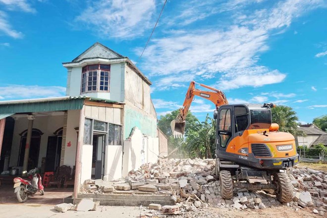 Giải phóng mặt bằng cao tốc Bắc - Nam qua huyện Cẩm Xuyên, tỉnh Hà Tĩnh. Ảnh: Trần Tuấn.
