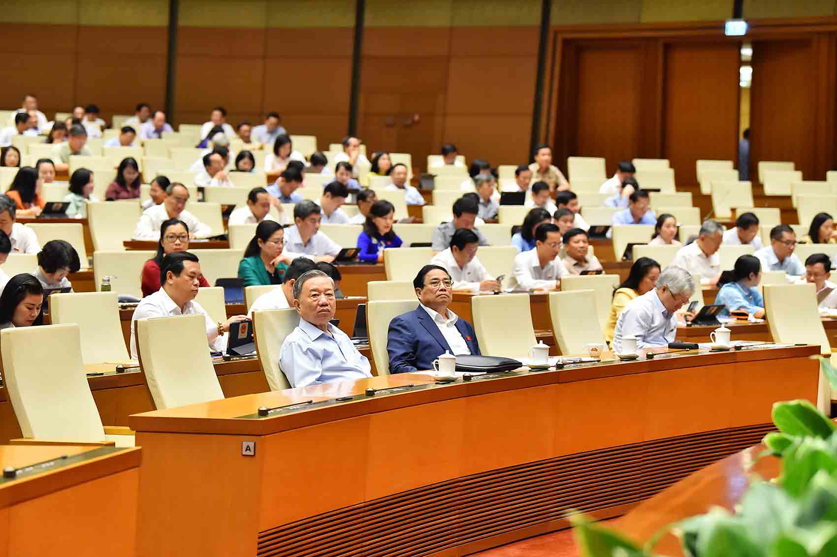 Chủ tịch nước Tô Lâm và Thủ tướng Chính phủ Phạm Minh Chính tham dự phiên họp. Ảnh: Phạm Đông  