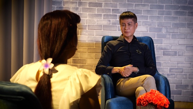 Chị Bích tâm sự với Lê Hoàng. Ảnh: NSX.