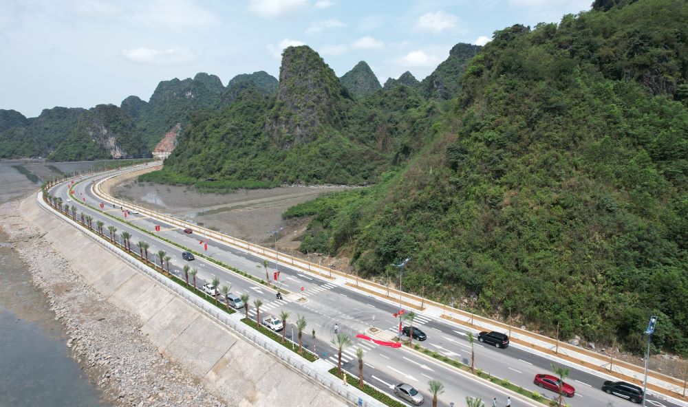 Quảng Ninh hiện có hệ thống hạ tầng giao thông kết nối thuộc diện tốt nhất cả nước. Trong ảnh là đường ven biển kết nối Hạ Long với Cẩm Phả. Ảnh: Nguyễn Hùng