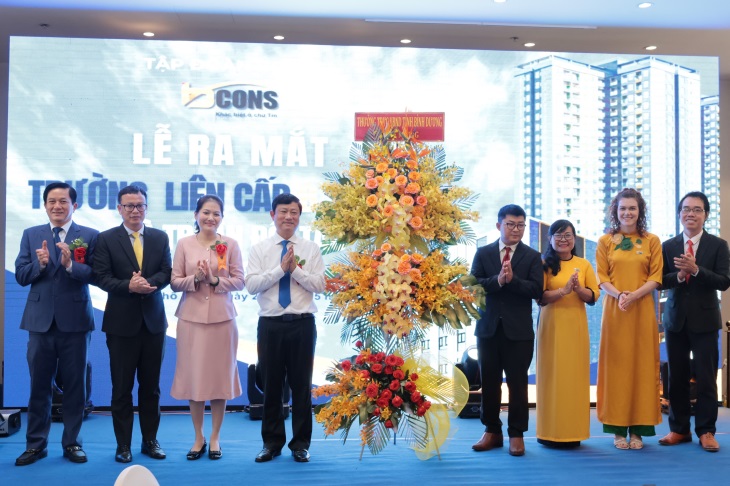 Ông Võ Văn Minh - Chủ tịch UBND tỉnh dụ lễ ra mắt trường liên cấp B.SCHOOL tại TP.Dĩ An và tặng lẵng hoa chúc mừng Tập đoàn Bcons. Ảnh: UBND BD