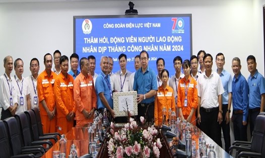 Lãnh đạo Công đoàn Điện lực Việt Nam trao quà cho đại diện người lao động. Ảnh: Thảo Phương