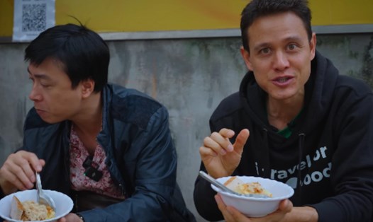 Mark Wiens (phải) trải nghiệm và đưa ra danh sách 5 món ăn đường phố Hà Nội ngon nhất. Ảnh: Cắt từ video