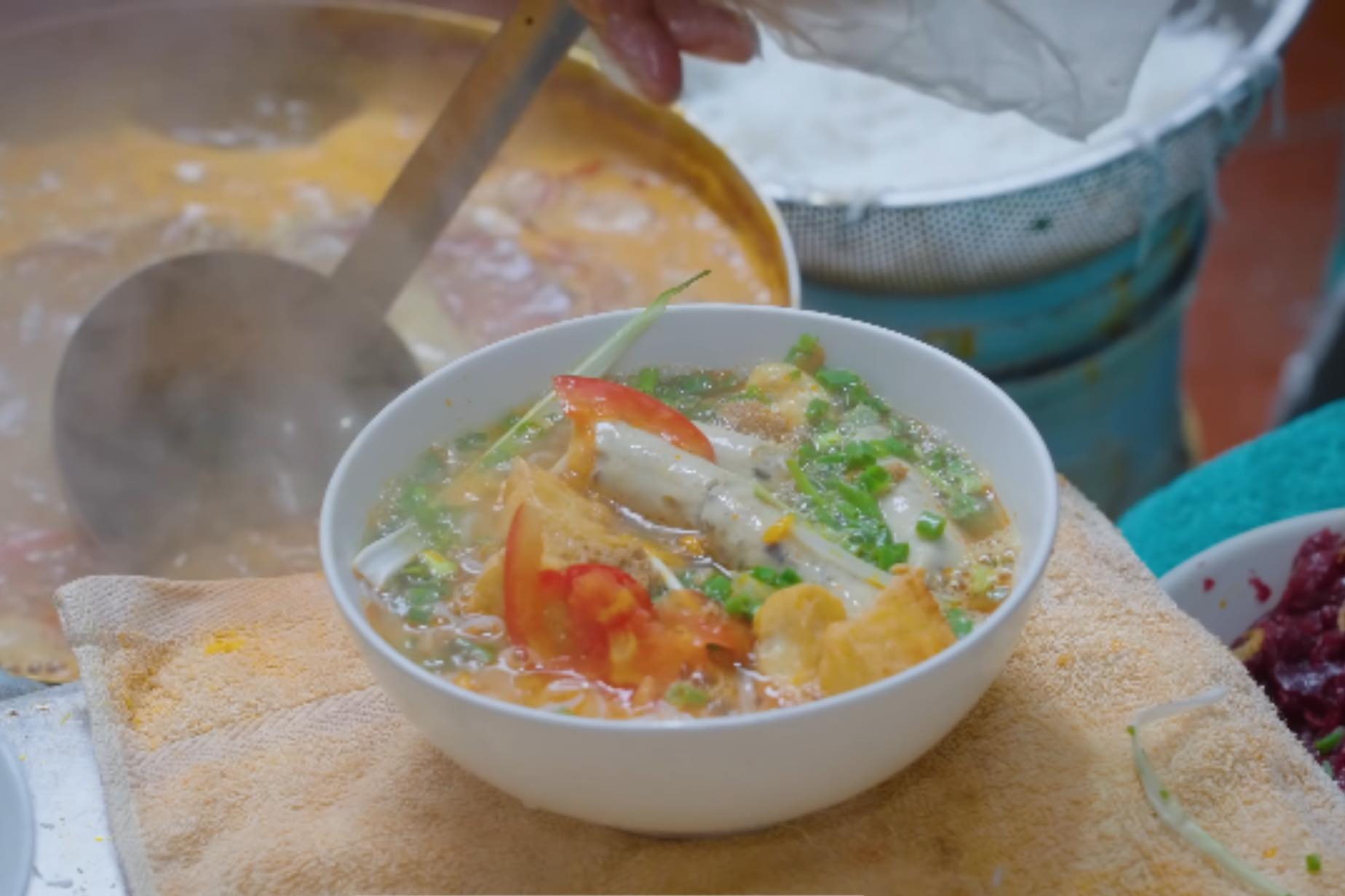 Bún riêu cua bề bề khiến thực khách thích thú. Ảnh: cắt từ video