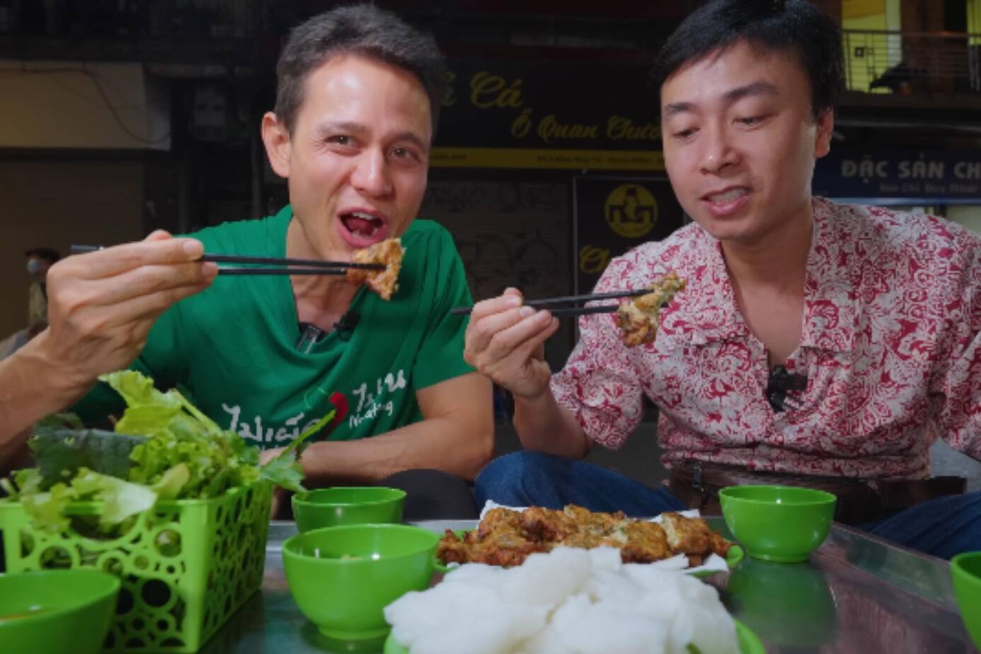 Bún chả truyền thống kết hợp với chả rươi là một cách ăn mới mẻ, độc đáo. Ảnh: cắt từ video