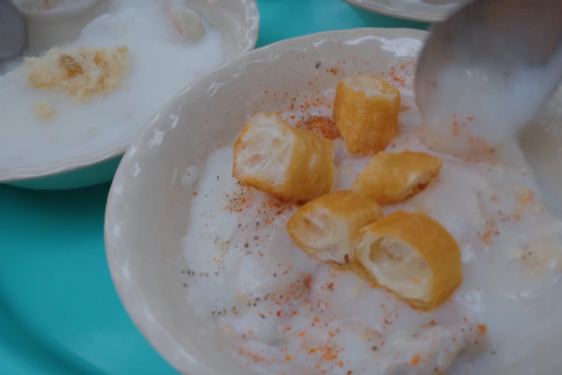 Cháo sườn quẩy được đánh giá là sẽ ngon hơn khi ăn vào mùa đông. Ảnh: cắt từ video
