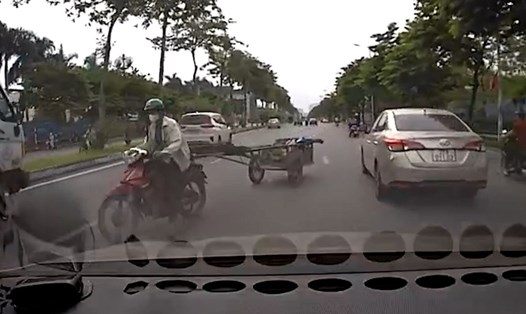 Xe kéo đi ngược chiều ở Hà Nội. ảnh cắt từ clip