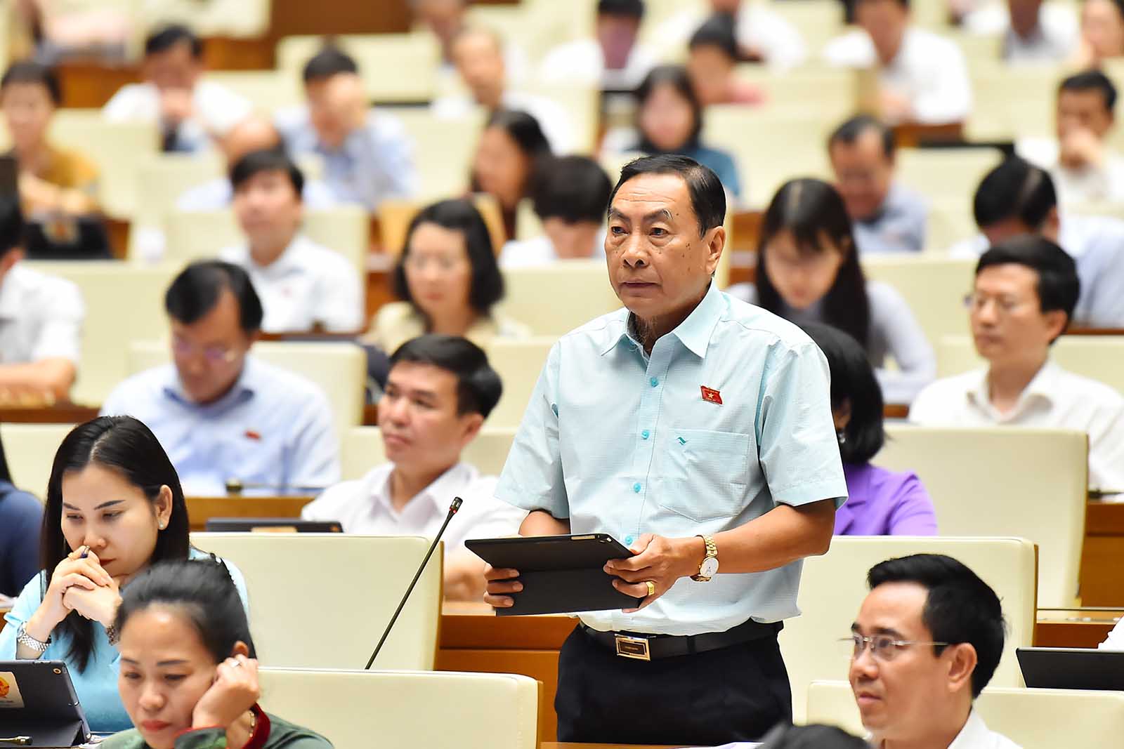 Đại biểu Phạm Văn Hòa (đoàn Đồng Tháp) phát biểu. Ảnh: Phạm Đông