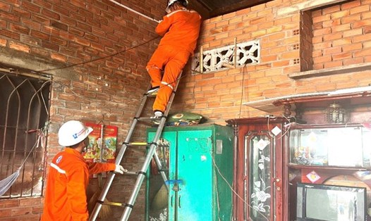 Các công nhân Công ty Điện lực Củ Chi đang thay mới và đi lại hệ thống điện cho hộ gia đình ông Nguyễn Văn Trung ở xã Phước Vĩnh An, huyện Củ Chi. Ảnh: EVNHCMC cung cấp
 