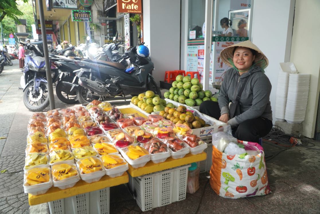 Việc đăng ký sử dụng vỉa hè đang áp dụng đối với những chủ hộ chính thức của căn nhà hoặc người đã đăng ký thuê nhà. Đối với những người kinh doanh buôn bán nhỏ lẻ khi muốn sử dụng vỉa hè phải được chủ hộ căn nhà đứng ra thuê. 