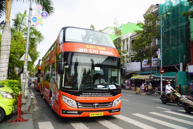 Thời gian hoạt động tuyến buýt hai tầng Sài Gòn - Chợ Lớn từ 8h - 22h30 với 30 chuyến/ngày. Ảnh: Hạ Mây