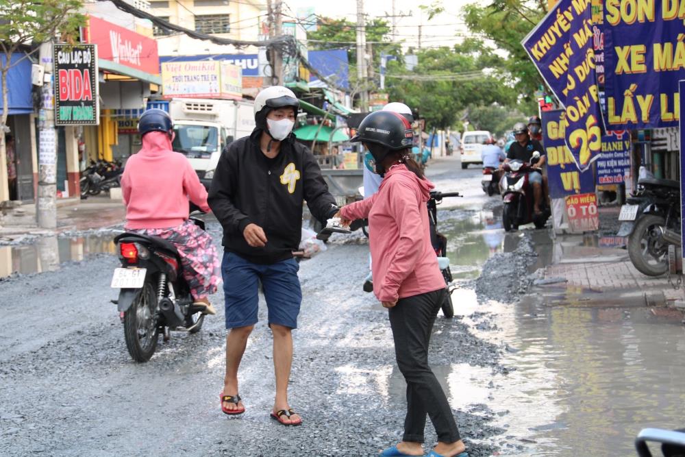 Chị Thanh Liễu (ngụ xã Vĩnh Lộc A) cho biết: “Ngày nào cũng đi qua đoạn đường này nhưng mỗi lần như thế đều thấy bất an vì mặt đường rất nham nhở. Nếu chạy xe không cẩn thận té ngã ngay, đặc biệt là vào trời mưa hay buổi tối”.