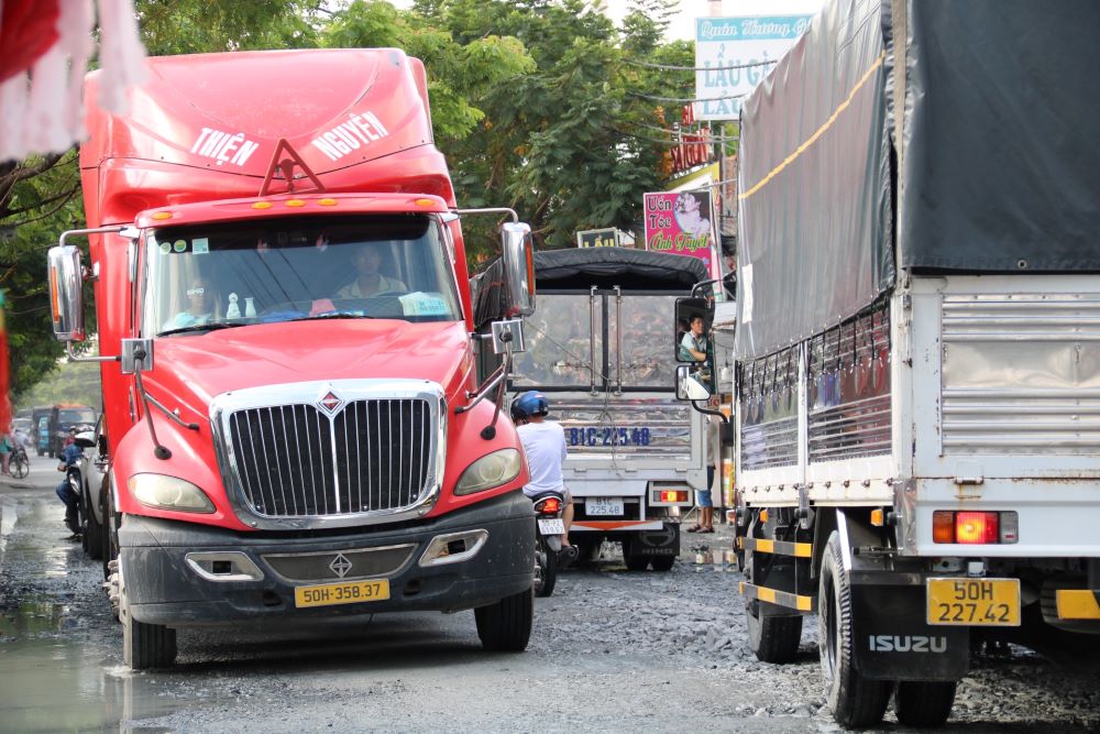 Lượng xe tải, container lưu thông qua tuyến đường này liên tục cũng là nguyên nhân khiến đường hư hỏng.