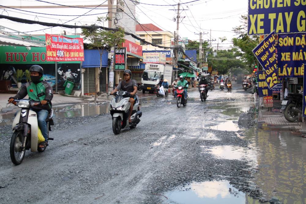 Đại diện Ban Quản lý dự án khu vực huyện Bình Chánh, cho biết đường Quách Điêu từng nâng cấp theo hiện trạng, có hệ thống cống thoát nước. Vì vậy, trước thực trạng hiện nay huyện sẽ cho duy tu đường Quách Điêu theo định kỳ. Hiện nay đường sá, nhu cầu phát triển tăng nhanh, xây dựng kiên cố nên khả năng tiêu thoát nước chậm, cộng với hệ thống thoát nước không kịp đáp ứng nên mới bị ứ đọng.