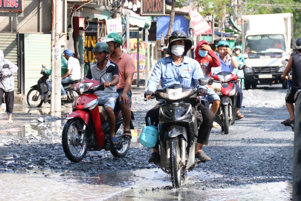 Anh Giang (ngụ xã Vĩnh Lộc A) cho hay, đoạn đường này là khu vực trũng cứ mưa là ngập. Riêng tình trạng đường bị hư hỏng xuất hiện cách đây khoảng 1 tháng khi mùa mưa bắt đầu. Mặc dù đoạn đường ngập có hệ thống cống thoát nước nhưng không phát huy hiệu quả. Sau mỗi trận mưa thì mất khoảng 5 ngày đường mới hết ngập. 